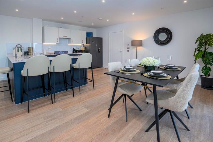 3 Bedroom Flat To Rent In Station Avenue, Walton-On-Thames, KT12