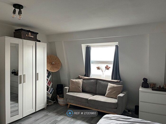 Studio To Rent In Roman Road, London, E2