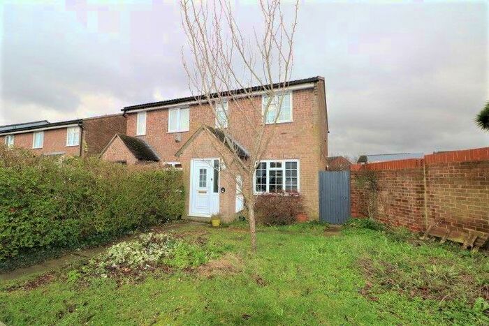 3 Bedroom Semi-Detached House To Rent In Kingston Crescent, Chatham, ME5