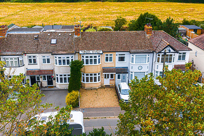 3 Bedroom Terraced House For Sale In Sunnings Lane, Upminster, RM14