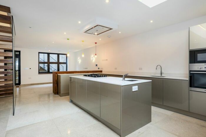 4 Bedroom Semi-Detached House To Rent In Freshford Street, London, SW18