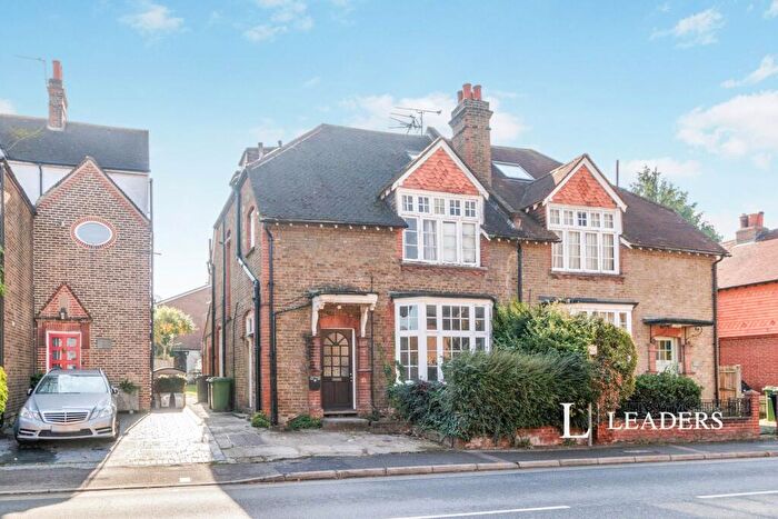 1 Bedroom House To Rent In The Crescent, KT22