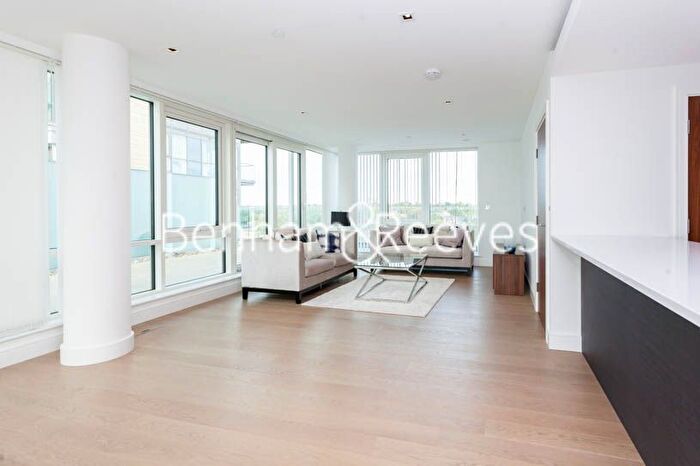 3 Bedroom Flat To Rent In Longfield Avenue, Ealing, W5