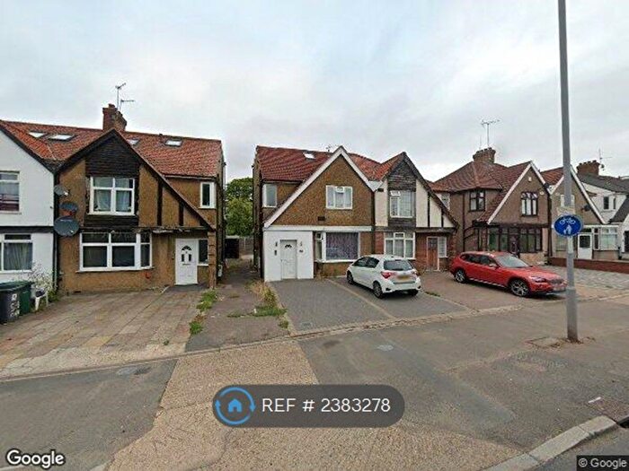 Studio To Rent In Great North Way, London, NW4