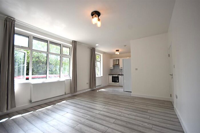 3 Bedroom Flat To Rent In London Road, Isleworth, TW7