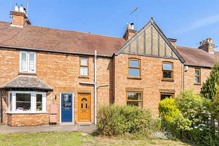 2 Bedroom Cottage For Sale In Banbury Lane, Byfield, Daventry, NN11