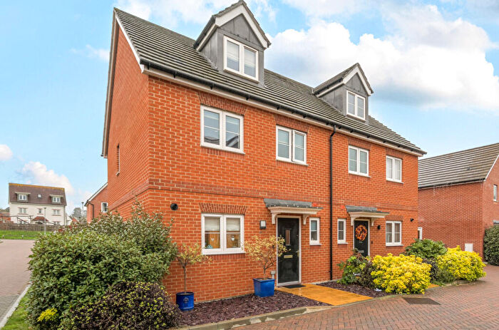 4 Bedroom Semi-Detached House For Sale In Prestwick Green, Binfield, Bracknell, RG42