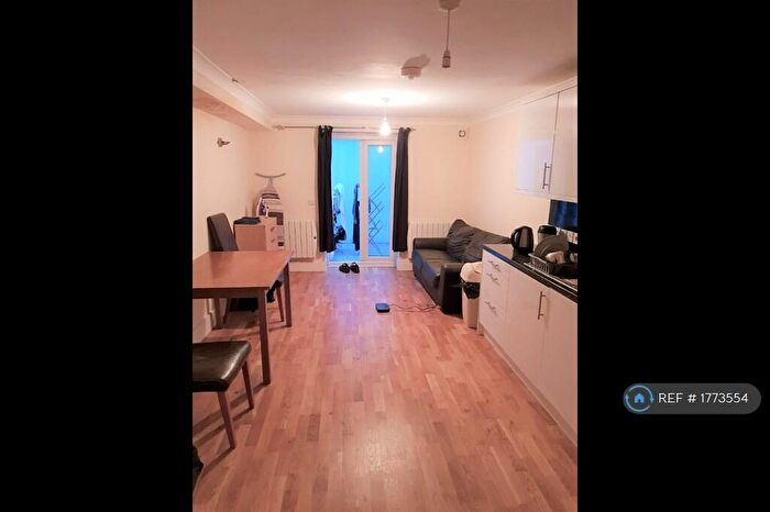 2 Bedroom Flat To Rent In Battersea Park Road, Battersea, SW11