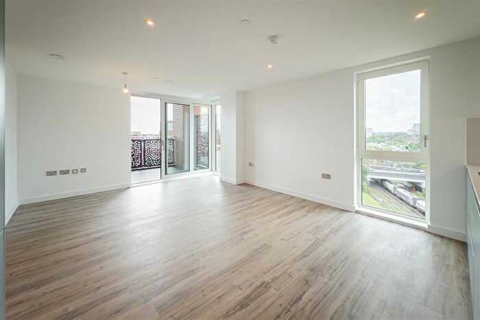 1 Bedroom Apartment To Rent In Railings, M5
