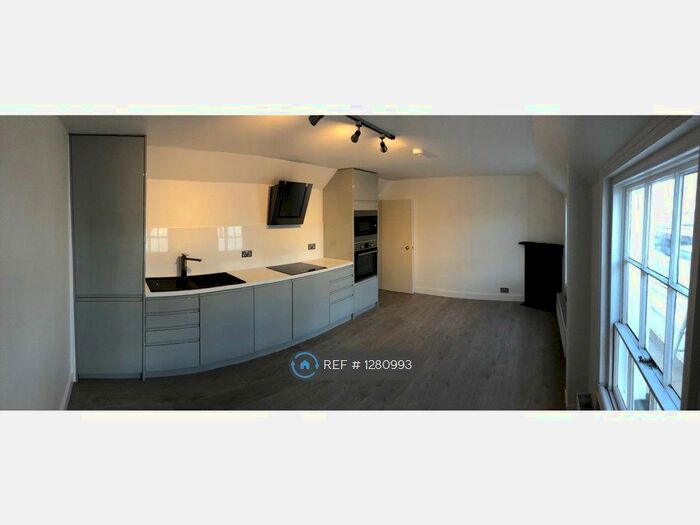 3 Bedroom Flat To Rent In South Street, Dorking RH4