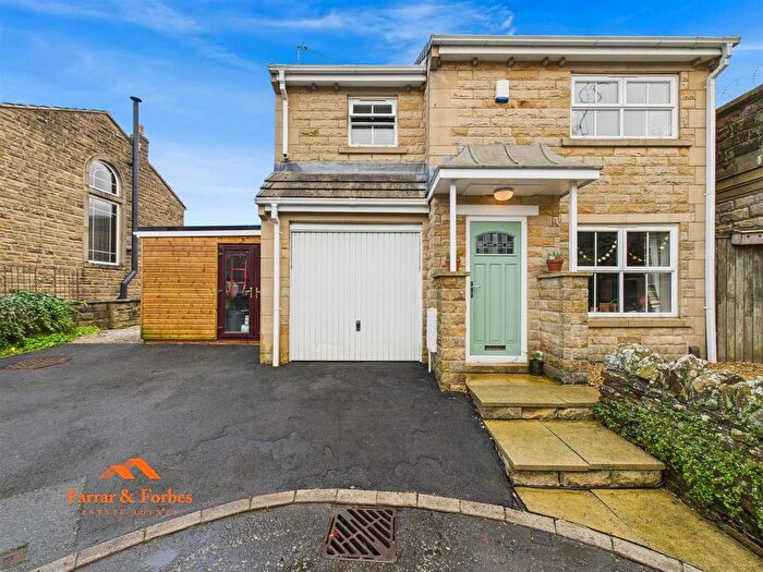 3 Bedroom Detached House For Sale In New Taylor Fold, Briercliffe, Burnley, BB10