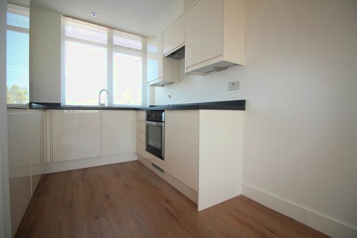 1 Bedroom Flat To Rent In Oak Road, Leatherhead, KT22