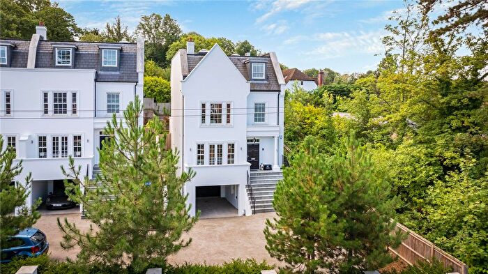 4 Bedroom Detached House For Sale In Oakshade Road, Oxshott, KT22