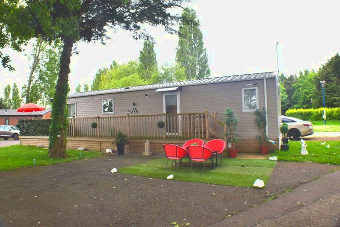3 Bedroom Mobile Home To Rent In Kingfisher Lakes, Billing Aquadrome, Northampton, NN3