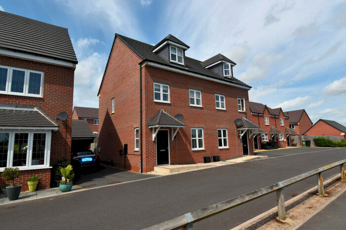 3 Bedroom Semi-Detached House To Rent In Yardley Way, Leamington Spa, CV33