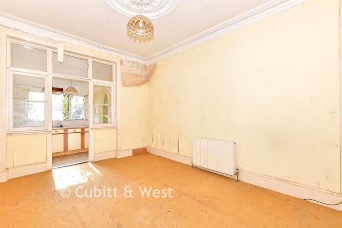 2 Bedroom Flat For Sale In Oriel Road, North End, Portsmouth, Hampshire, PO2