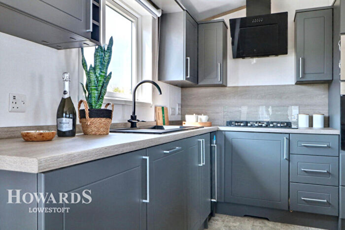 2 Bedroom Chalet For Sale In The Hollies, Lowestoft, NR33