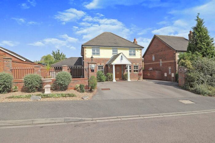 4 Bedroom Detached House For Sale In Thor Drive, Bedford, MK41