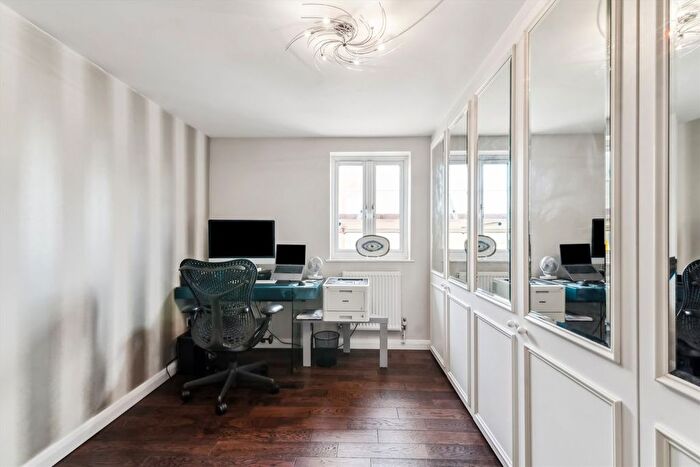 2 Bedroom Flat For Sale In Rotherhithe Street, Rotherhithe, SE16