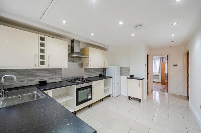 3 Bedroom Flat To Rent In Parkfield Close, Edgware, HA8
