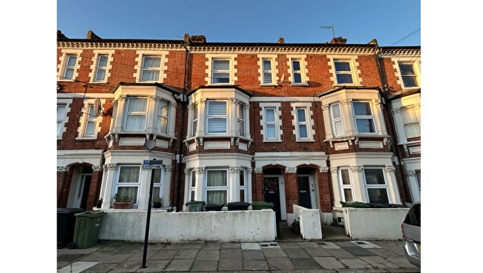 1 Bedroom Flat For Sale In Flat A, Arlesford Road, Stockwell, London, SW9