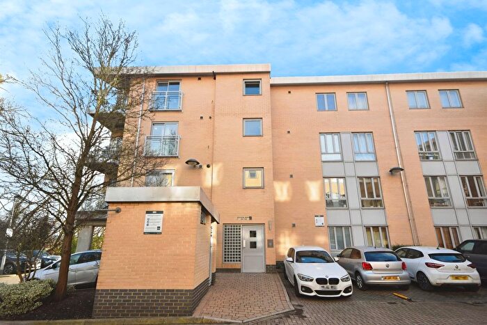 2 Bedroom Flat For Sale In Lockside Marina, Chelmsford, CM2