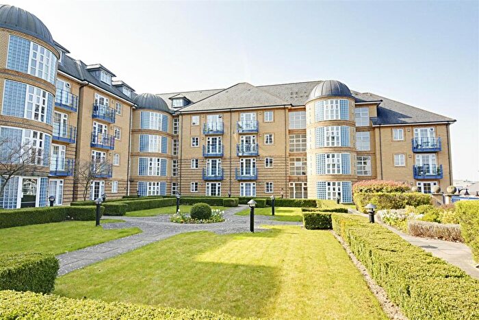 2 Bedroom Flat For Sale In Newland Gardens, Hertford, SG13