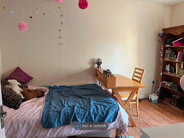 3 Bedroom Flat To Rent In New Cross Road, London, SE14