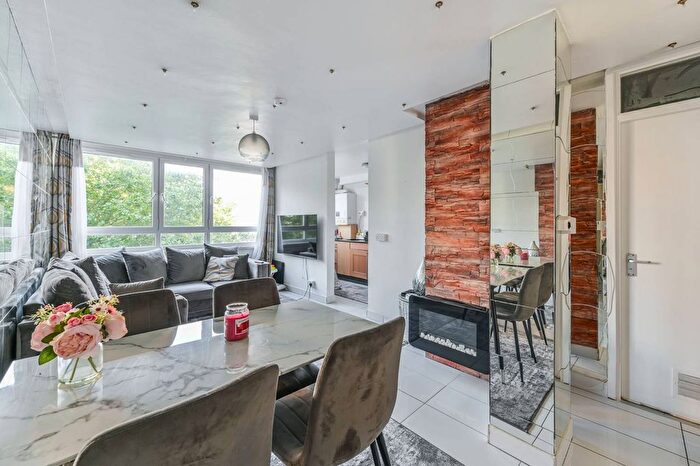 1 Bedroom Flat For Sale In Gardiner House, Surrey Lane, Battersea, London, SW11