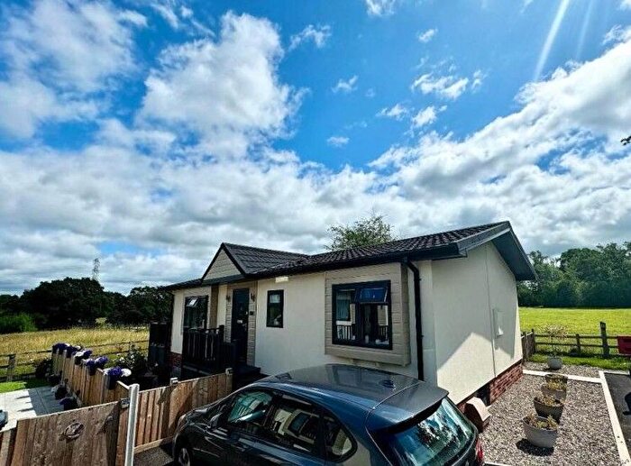 2 Bedroom Mobile/park Home For Sale In Newton Hall Lane, Mobberley, Knutsford, WA16