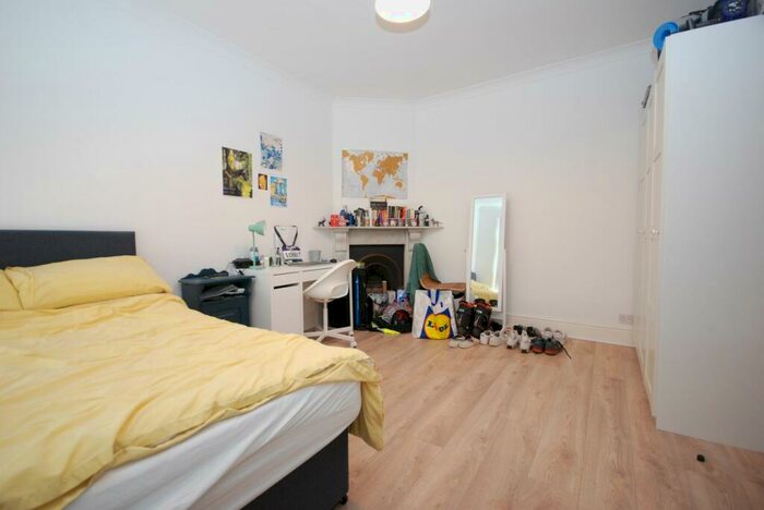 3 Bedroom Apartment To Rent In Oakmead Road, Balham, SW12