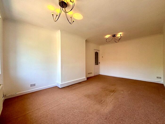 2 Bedroom Flat To Rent In Holland Close, Bromley, BR2