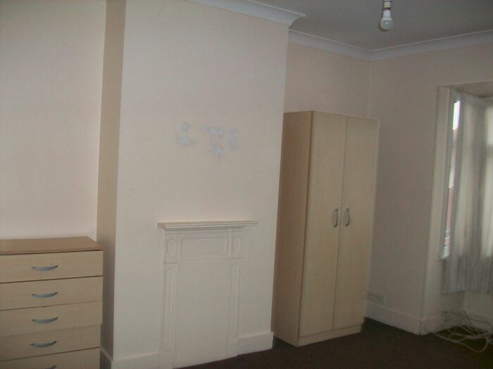 4 Bedroom Semi-Detached House To Rent In Cambridge Road, Hounslow TW4