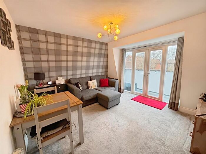 2 Bedroom Flat For Sale In Rayleigh Road, Hutton, Brentwood, CM13