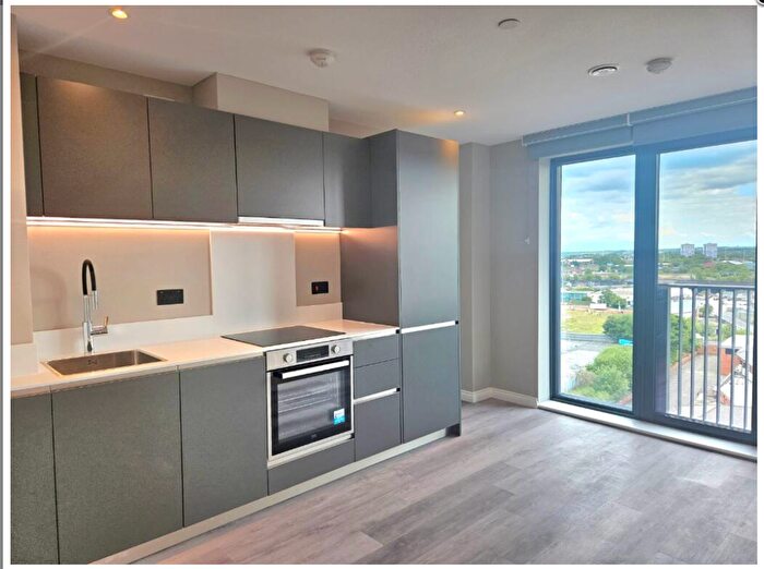 1 Bedroom Apartment To Rent In Whitehall Road, Leeds, West Yorkshire, LS12