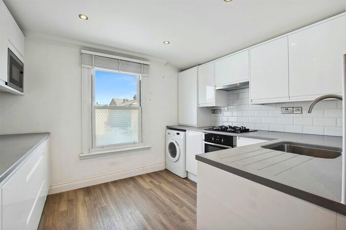 3 Bedroom Maisonette To Rent In Crescent Road, London, N22