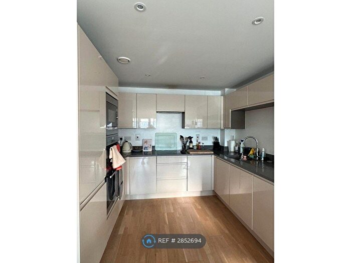 2 Bedroom Flat To Rent In Knightley Walk, London, SW18