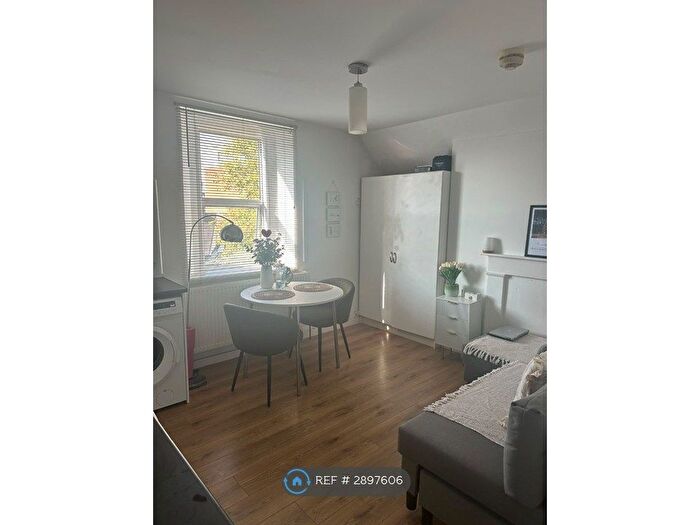 Studio To Rent In Leigham Court Road, London, SW16