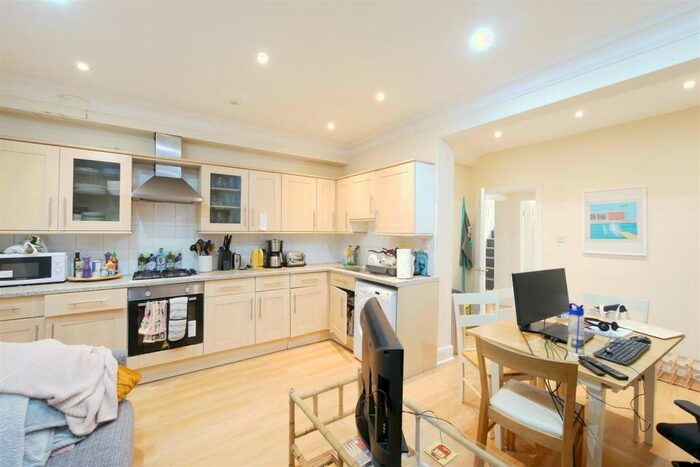 3 Bedroom Maisonette To Rent In Evering Road, London, N16