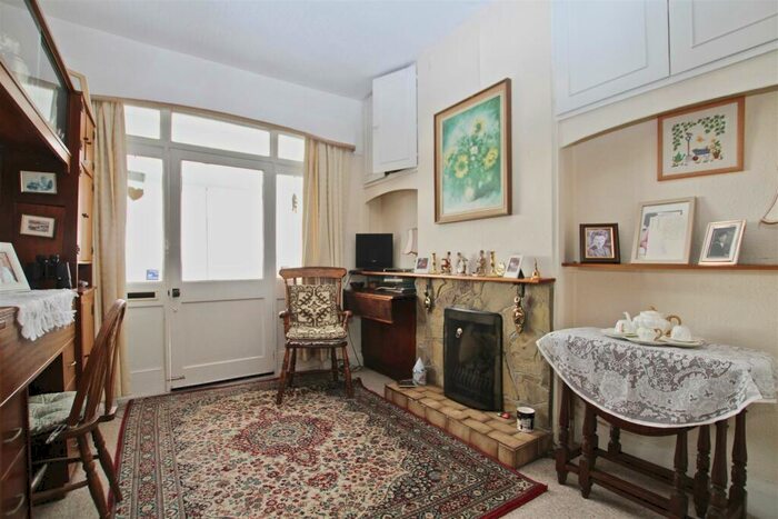 2 Bedroom Detached House For Sale In Undercliff Gardens, Leigh-On-Sea, SS9