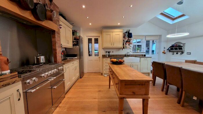 5 Bedroom Detached House To Rent In Bath Road, Banbury, Oxon, OX16