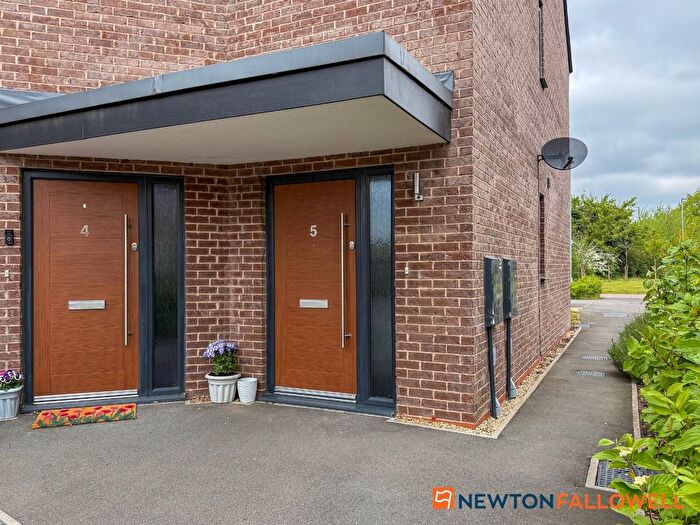 2 Bedroom Maisonette For Sale In Lord Hawke Way, Newark, NG24