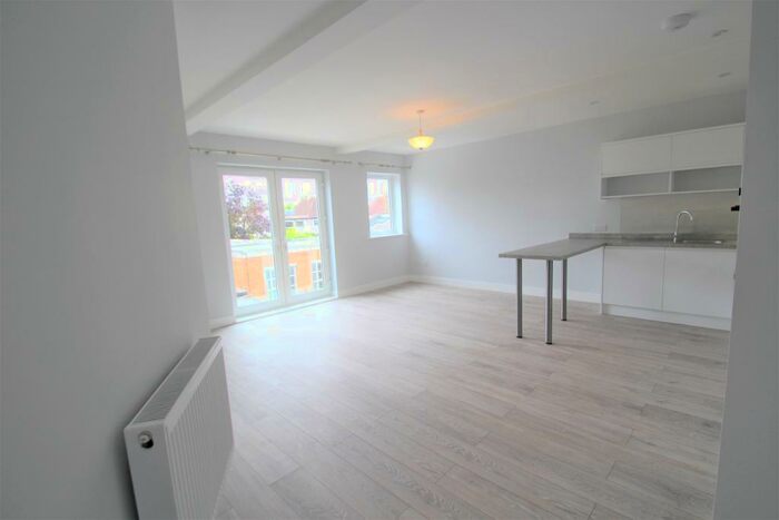 2 Bedroom Flat To Rent In Queensway, Petts Wood, Orpington, Kent, BR5