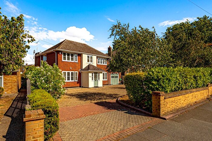 4 Bedroom Detached House For Sale In Daws Heath Road, Benfleet, SS7