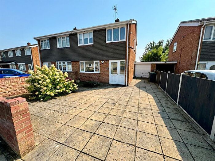 3 Bedroom Semi-Detached House To Rent In Benson Close, Luton, LU3