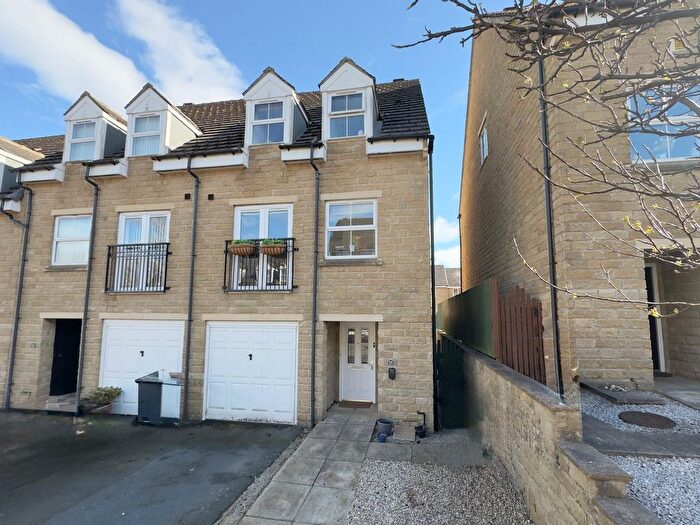 4 Bedroom Town House For Sale In Oberon Way, Cottingley, Bingley, BD16
