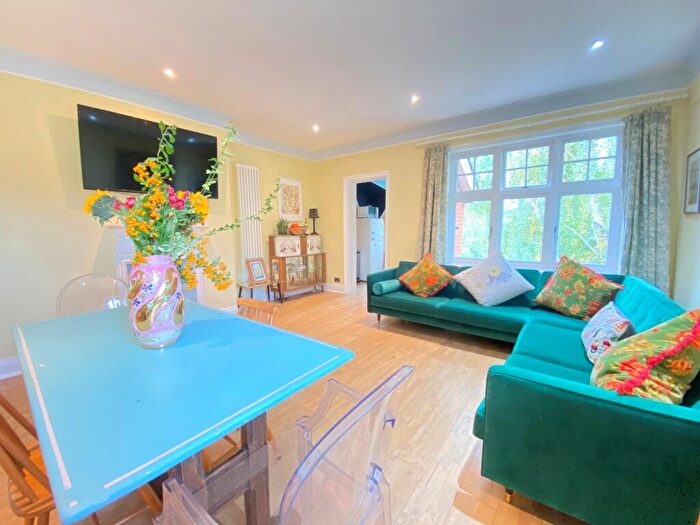 2 Bedroom Flat For Sale In Burnt Ash Lane, Bromley, BR1