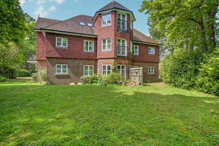 2 Bedroom Flat To Rent In Ringley Avenue, The Oriel, RH6