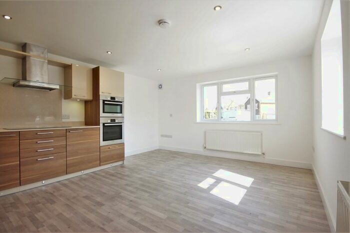 2 Bedroom Flat To Rent In Mayfield Avenue, Grove, Wantage, Oxfordshire, OX12