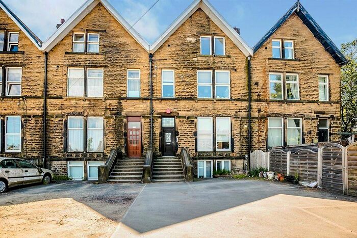 2 Bedroom Flat To Rent In New Hey Road, Huddersfield, West Yorkshire, HD3